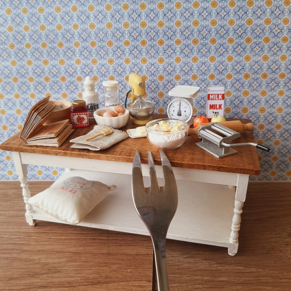 cucina in miniatura per casa delle bambole, tavolo completo di accessori 1:12 - Immagine 1 di 4