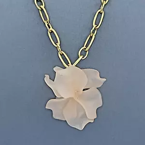 Ann Taylor 18-20 in Gold Tone Chain Necklace W/ Peach Lotus Flower Pendant 4-68 - Picture 1 of 5