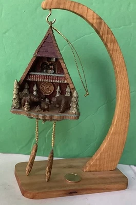 De colección * Hunan Co. * Reloj de cuco con adorno familiar de osos * Cueva en los pinos Foto 1 de 2