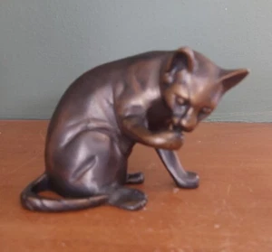 Vintage Bronze Cat Licking Paw Grooming Figurine Sculpture - Picture 1 of 8