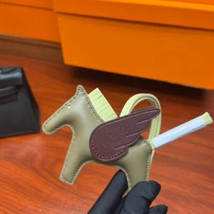Nueva Llegada 2024 Piel de Cordero Mini Amarillo Rodeo Caballo Bolso Dije Café Pegase Rápido - Imagen 1 de 9