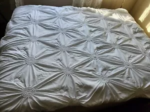 WHITE RUCHED CIRCLE STITCHED DOUBLE BED COMFORTER - Picture 1 of 5