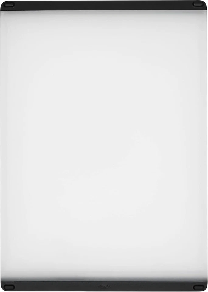 Tabla de cortar utilitaria de plástico OXO Good Grips Foto 1 de 4