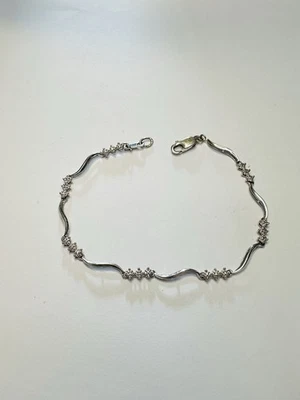 Brazalete de oro blanco con diamantes de 10kt Foto 1 de 4