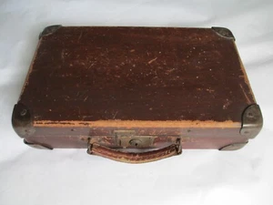 Tiny Distressed Vintage Suitcase - Possibly Child Evacuee World War II - 750g - Picture 1 of 10