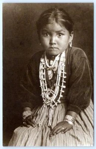 HIJA DE PLATERO NIÑA NAVAJO REIMPRESIÓN MODERNA DE LA FOTO DE 1900 MADISON BAY CO - Imagen 1 de 2