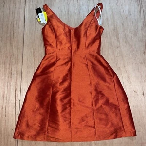 Abito da damigella corto scollo a scoop Alfred Sung D562 di Dessy taglia 12 - Foto 1 di 7