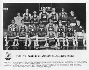 1970-71 MILWAUKEE BUCKS 8X10 PHOTO BASKETBALL PICTURE NBA WORLD CHAMPS B/W - Picture 1 of 1