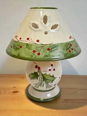 Lámpara de cerámica Lenox Holiday Gatherings para huracanes con diseño de acebo y bayas Foto 1 de 4