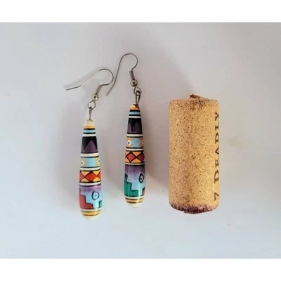 Pendientes colgantes boho coloridos geométricos pintados gota estilo étnico tribal Foto 1 de 4