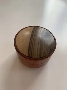 Hermosa caja de baratijas redonda de madera hecha a mano - Imagen 1 de 7