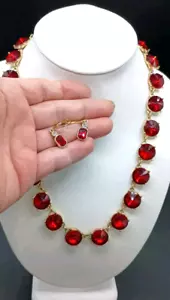 Set orecchini e collana Rivoli Ann Klein cristallo rosso goccia leva tono oro - Foto 1 di 14