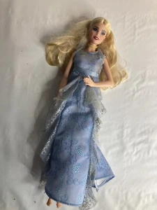 Barbie Puppe Model Muse 2015 Modepuppe bemalte Nägel blaues Kleid - Bild 1 von 4