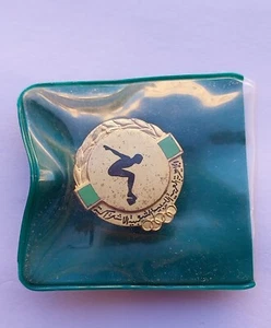 Raro Spilla Sport Libico Atletica Italiana Spilla Pinback Targa Oro anni '80 - Foto 1 di 6