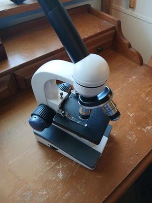 Microscopio compuesto portátil para estudiantes AmScope M150C 40x-1000x con luz y 25 diapositivas Foto 1 de 4