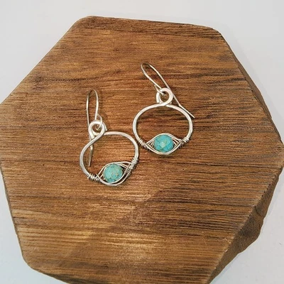 Pendientes de aro ovalados envueltos en alambre de plata esterlina turquesa Foto 1 de 4