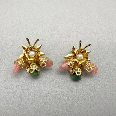 Brincos vintage com clipe rosa quartzo verde jade tom dourado flores pérolas falsas 1" - Imagem 1 de 4