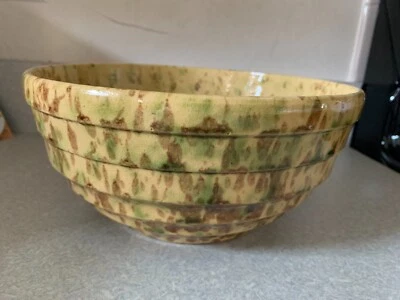 Винтажная губчатая чаша, ребристый дизайн, желтая посуда с коричневыми и зелеными брызгами. - Изображение 1 из 4