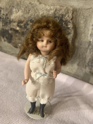 Muñeca Artista Todo Bisque Mignonette Casa de Muñecas 5.25” Ojos de Vidrio Mohair Peluca Botas Foto 1 de 4