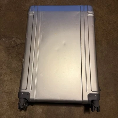 Zero Haliburton 大号铝质滚动行李箱行李箱 31 英寸 X 20 英寸 X 10 英寸 — 第 1/4 张图片