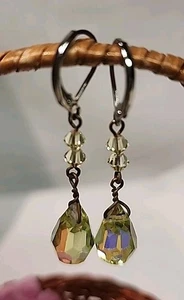 Pendientes perforados colgantes con gota de lágrima de cristal con ganchos tono plata. - Imagen 1 de 5