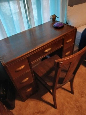 Escritorio antiguo con silla Foto 1 de 3