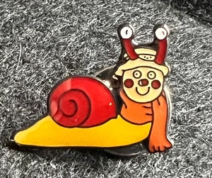INSIGNIA PIN ESMALTADA BRIAN EL CARACOL (ROTONDA MÁGICA) - Imagen 1 de 3