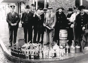 Verbot Schnaps Büste FOTO Speakeasy Raided 1922 Chicago Bier Whiskey Polizei - Bild 1 von 2