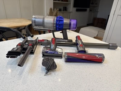 Dyson V15 Detect Animal Cordless Vacuum Cleaner Animal IMMACULATE COND - POST - Image 1 of 4