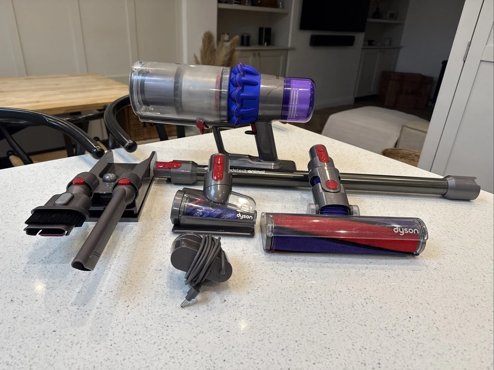 Dyson V15 Detect Animal Cordless Vacuum Cleaner Animal IMMACULATE COND - POST - Image 1 of 4