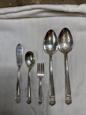 IS Eternally Yours Set 5 Piezas para Servir 1847 Rogers Plateado Cubiertos Lote Foto 1 de 4