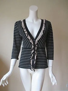 Cárdigan Suéter CAbi Negro Tostado Rayas Bajo Cuello en V Volantes Fino Botón S - Imagen 1 de 7