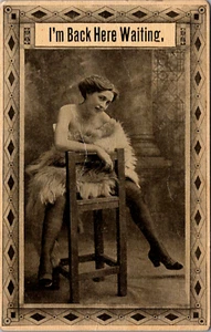Risque I'm Back Here Waiting Woman Sentada en Silla Postal Erótica en Relieve - Imagen 1 de 2