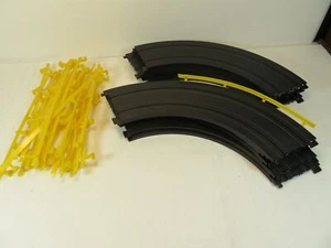 10 Tyco Slotcar Rennbahn 9 Zoll 9" 1/4 Kreis 5749-1 alle Laschen 20 Leitplanken - Bild 1 von 11