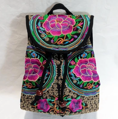 Mini mochila floral bordada con bolsillos con cremallera en la parte posterior y el interior Foto 1 de 4