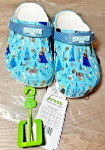 Disney Frozen Crocs Baya Clogs Mädchen Größe j2 (Jugend 2) blau/weiß Print Schuhe Neu mit Etikett - Bild 1 von 9