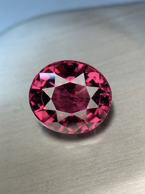 5.28ct Vivid Purplish-Pink Garnet - 10mm Oval Cut Natural African Loose Gemstone - Image 1 of 4