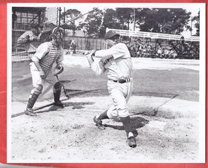 1946 YANKEES 8 X 10 GLOSSY TYPE 1 JOE DiMAGGIO, + CHARLIE KELLER - Picture 1 of 2