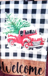 Roter LKW mit Baum 12x18 "Willkommen" Gartenfahne auf schwarz-weißem Hintergrund - Bild 1 von 1