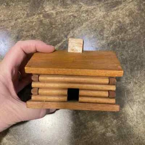 Kleines Blockhaus im Wald Räuchergefäß mit extra Kiefernstämmen. 4" x 3" x 3" - Bild 1 von 3