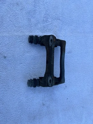 Soporte pinza trasera derecha Fiat 500 2012 pasajero F003 Foto 1 de 4