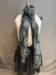 Bufanda Eileen Fisher 100 % lana, gris/negro talla única patrón geométrico de diamantes - Imagen 1 de 4