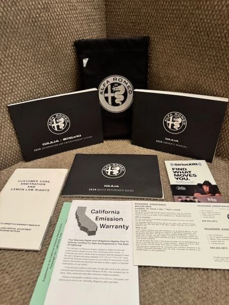 2020 Alfa Romeo Giulia Owners Manual with supplements and case — 第 1/1 张图片