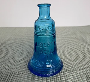 Mini botella Liberty Bell de vidrio azul Wheaton vintage de 3 pulgadas - Imagen 1 de 3