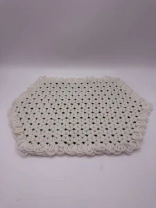 Handgefertigte gehäkelte weiß und grün gepunktete Tischsets 15”X 10” - Bild 1 von 4