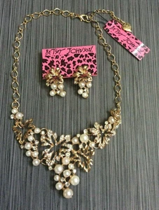 BETSEY JOHNSON CRYSTAL & PEARL LEAVES GOLD NECKLACE & PIERCED EARRINGS SET NEW! - Picture 1 of 1