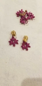 magenta brooch with matching clip on earings - Foto 1 di 3