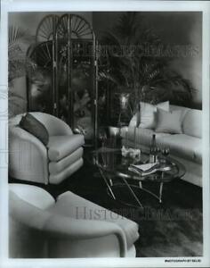 1988 Photo de presse Un salon avec un canapé rembourré 3 ensembles avec une table centrale