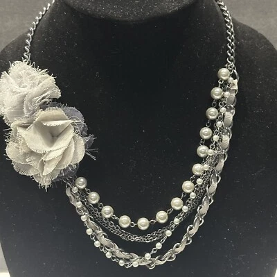 Elegante Collar de Perlas Imitadas en Capas 22” - Flores de Seda Rosas - Negro Gris - Ajustable Foto 1 de 4