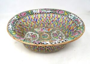 Bon et grand panier en porcelaine chinoise ancienne décorée à la palette  Canton
